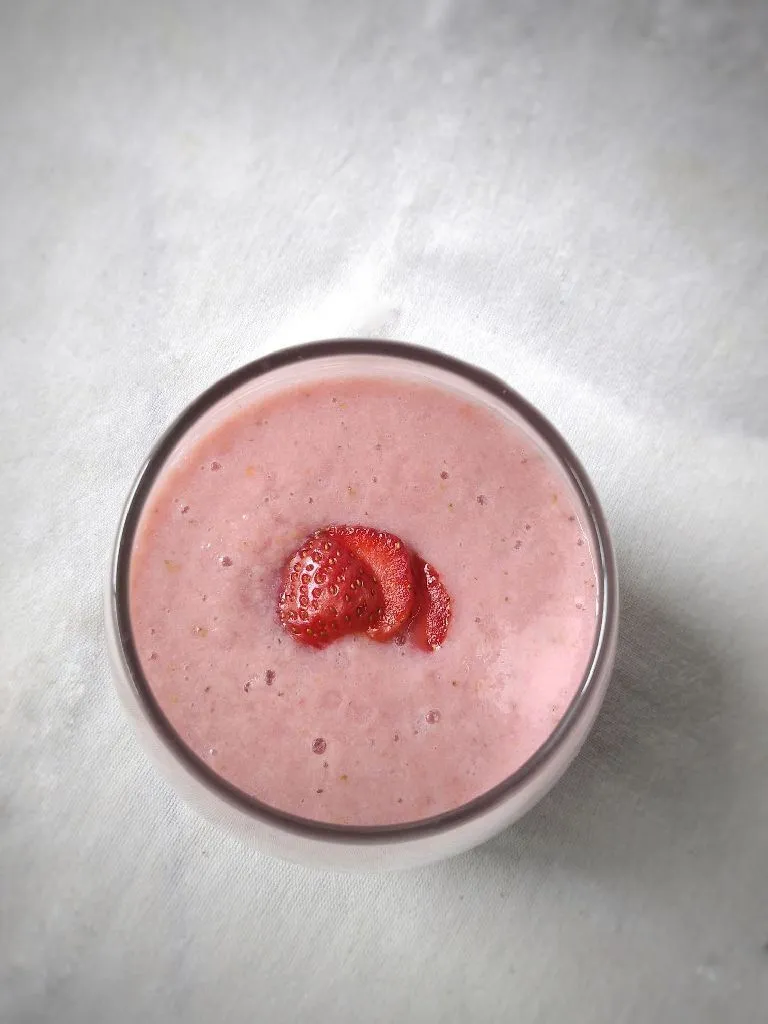 2. Smoothies Pisang Strawberry