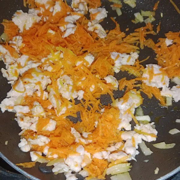 Masukan ayam dan wortel, masak sampai ayam berubah warna.