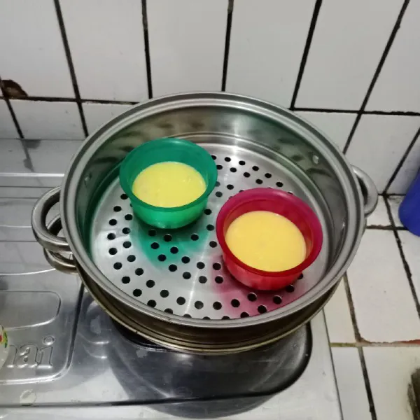 Tuang dalam wadah tahan panas. Kukus selama 20 menit dengan api kecil. Siap dinikmati.