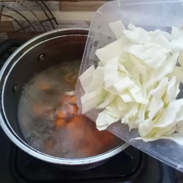 Masukkan kol, aduk rata.