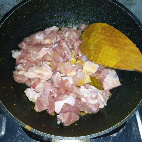 Masukkan ayam. Masak sampai berubah warna.
