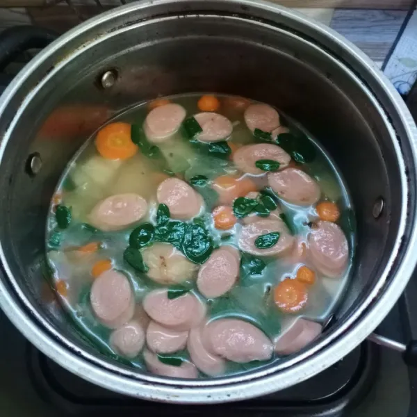 Masak sebentar saja. Cek rasa, angkat dan sajikan.