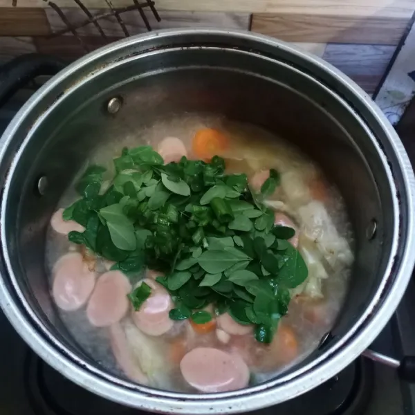 Kemudian masukkan sosis dan kelor.
