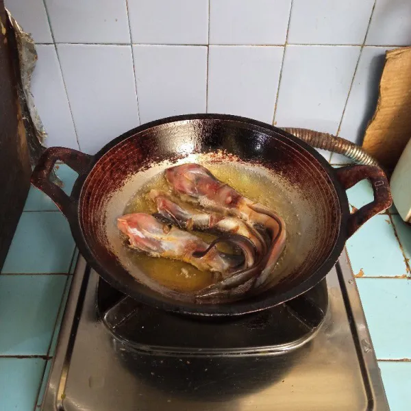 Panaskan minyak, goreng ikan lele sampai matang. Angkat dan tiriskan. Sajikan ikan lele dengan sambal tomat.