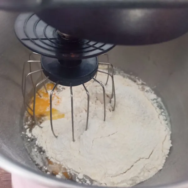 Dalam wadah, masukkan semua bahan utama, mixer hingga putih dan adonan mengembang, sekitar 8 menit.