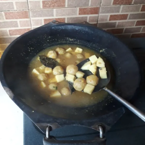 Masukkan talas, masak hingga talas matang.