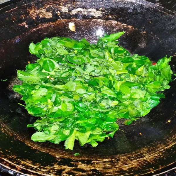 Masukkan daun kelor.