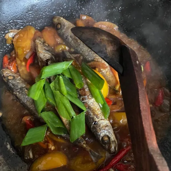 Masak sampai air sedikit menyusut, tes rasa, sebelum diangkat masukkan daun bawang, aduk sebentar lalu matikan kompor.