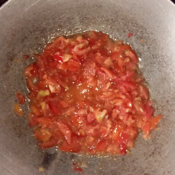 Tambahkan bumbu yanga sudah dihaluskan lalu oseng-oseng selama 5 menit, setelah itu tambahkan irisan tomat, tumis sampai tomatnya benar-benar matang. Bumbui dengan gula, garam dan kaldu bubuk.