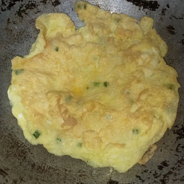 Goreng telur hingga berkulit lalu balik telur, goreng hingga seluruh permukaan telur matang. Sajikan.