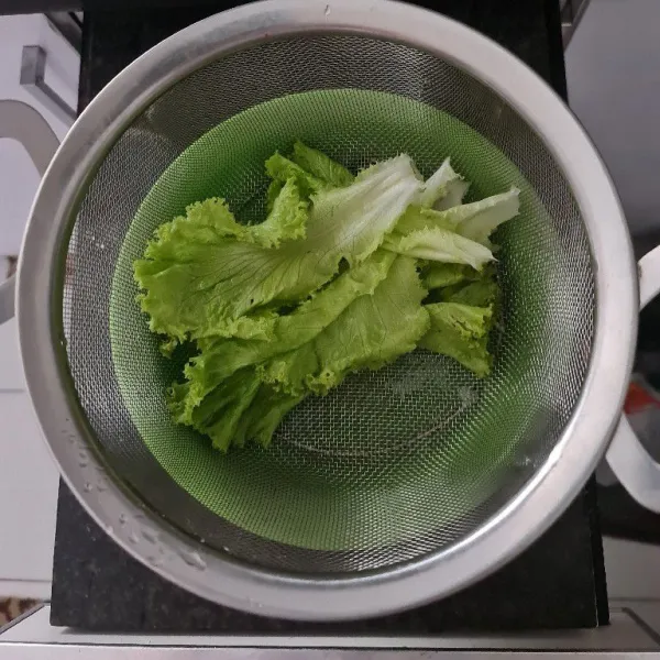 Cuci bersih daun selada lalu tiriskan.