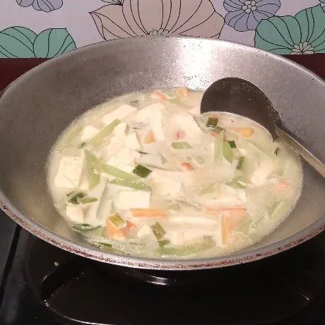 Menyusul masukkan santan, garam dan kaldu bubuk. Aduk. Tes rasa dulu. Masak sampai mendidih. Saat penyajian beri taburan bawang merah goreng agar lebih sedap.