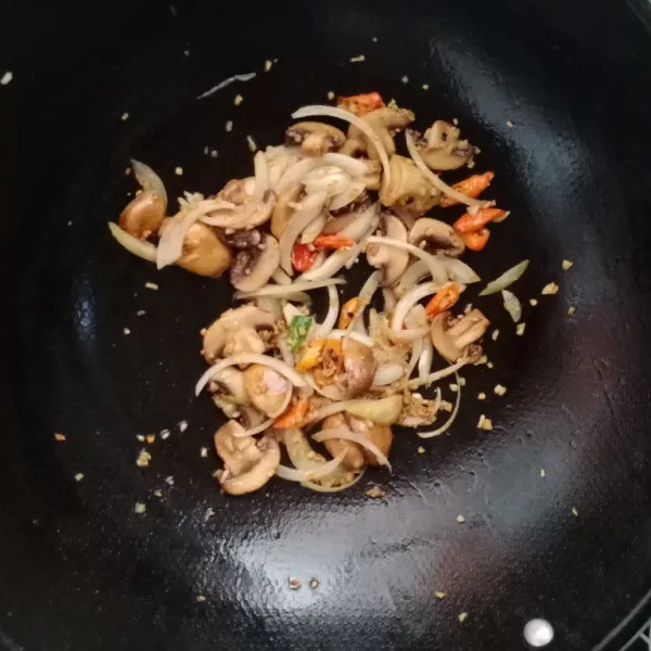 Lelehkan mentega. Tumis bawang, cabai dan jamur. Lalu masukkan semua bahan bumbu.