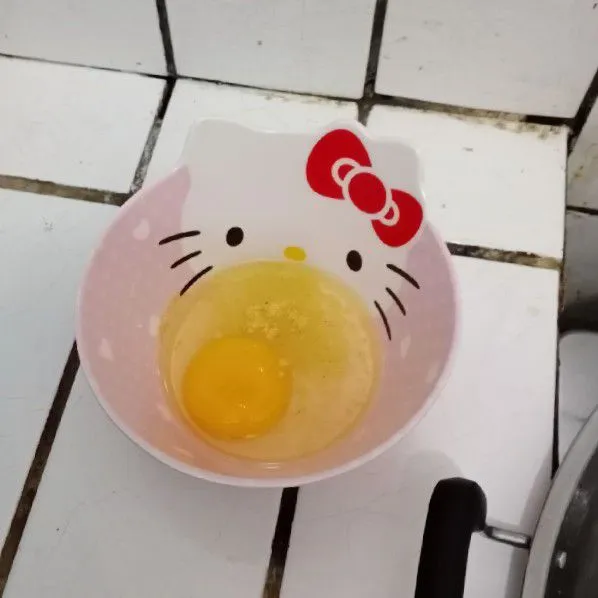Dalam mangkok masukkan telur, garam dan kaldu ayam.