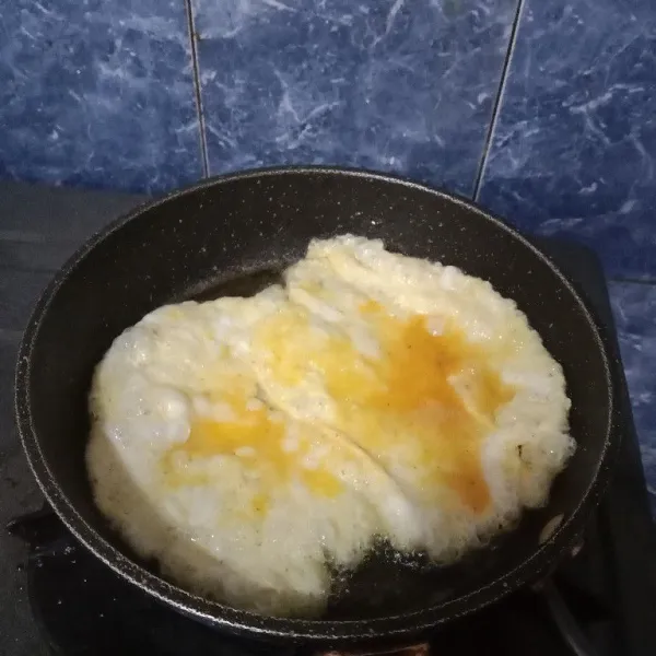 Panaskan minyak dalam wajan. Lalu tuang adonan telur. Buat dadar.
