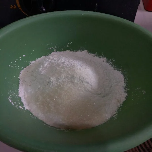 Masukkan ke dalam wadah tepung terigu, tepung beras, gula pasir dan vanilli aduk rata.