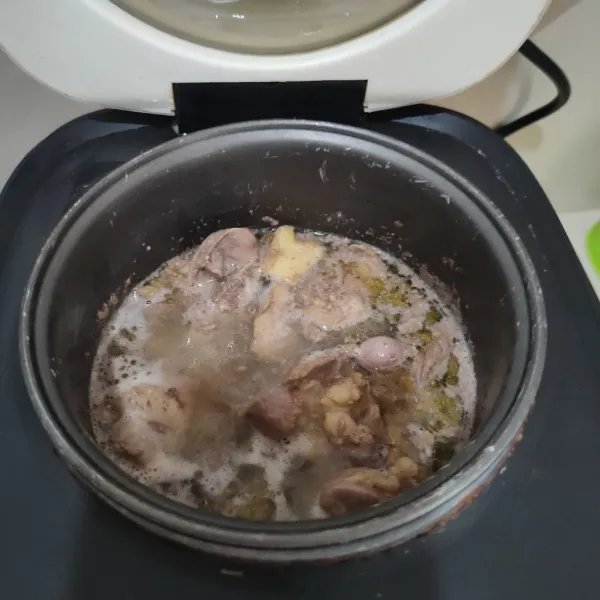 Rebus ampela dan jahe terlebih dahulu, kemudian masukkan hati ayam 2 menit sebelum ampela matang, tiriskan.