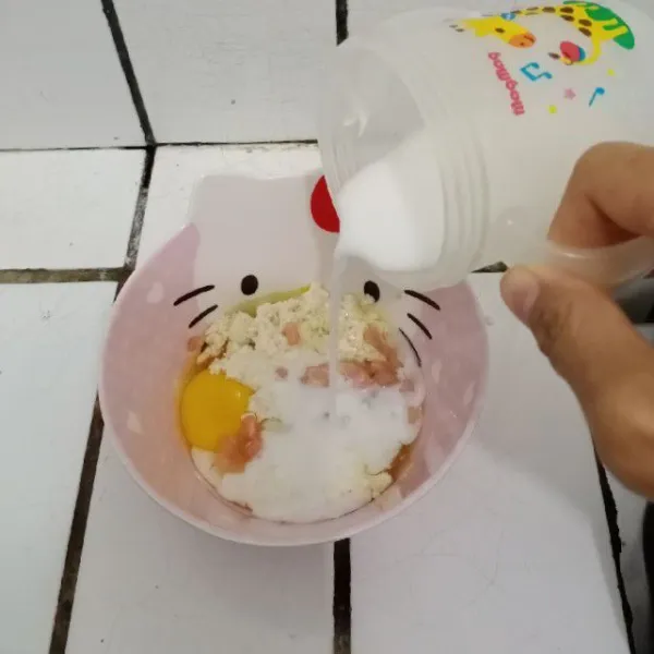 Tuang larutan santan (santan kental + 50 ml air).