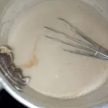 Setelah mulai mendidih masukkan teh, aduk rata hingga puding berwarna kecokelatan dan mendidih.