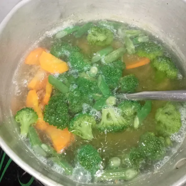 Kemudian masukkan brokoli aduk rata.