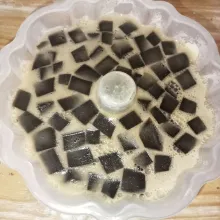 Tuang puding ke dalam cetakan dan tunggu kaku. Simpan di dalam kulkas supaya dingin.