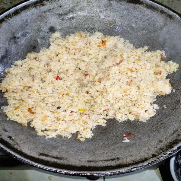 Masukkan nasi, aduk rata.