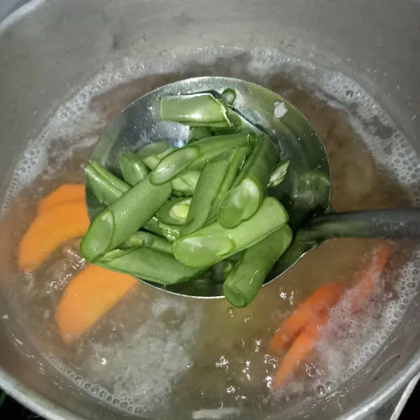 Masukkan wortel terlebih dahulu setelah wortel mulai matang masukkan buncis.