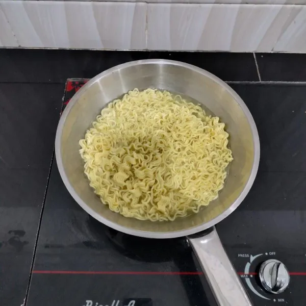 Rebus mie dengan air secukupnya hingga matang mengembang, angkat dan tiriskan.
