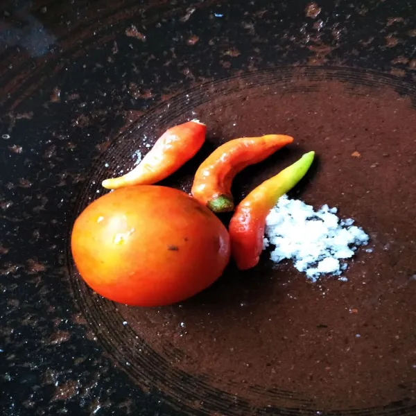 Cucu bersih cabai dan tomat, lalu tambahkan garam.