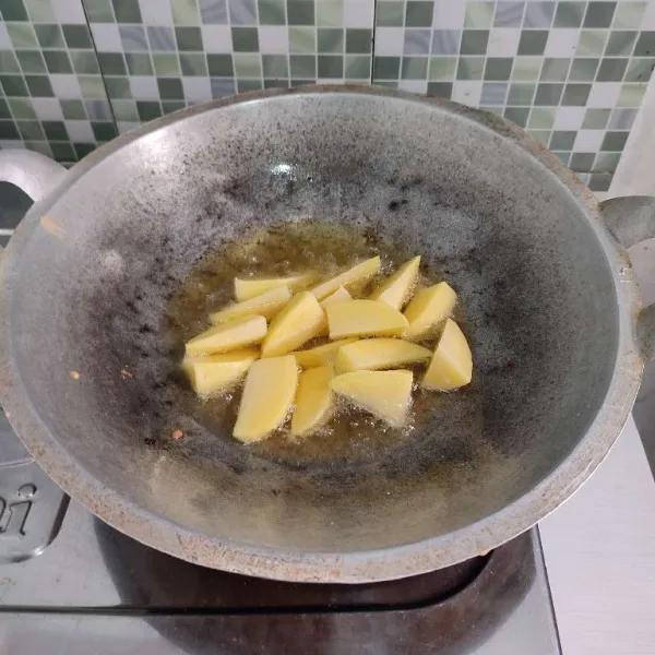 Setelah itu goreng kentang hingga matang, lalu tiriskan.
