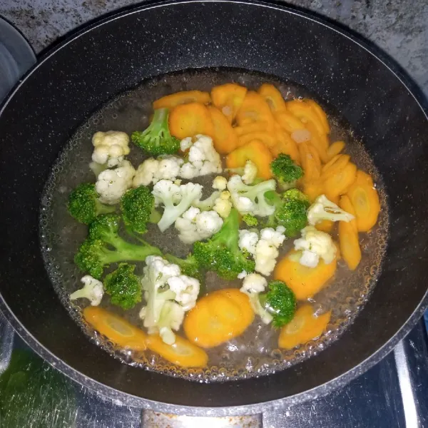 Rebus wortel sampai empuk. Masukkan brokoli dan kembang kol. Rebus kembali sampai layu.
