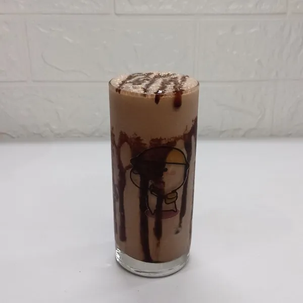 Beri topping chocolate sauce.