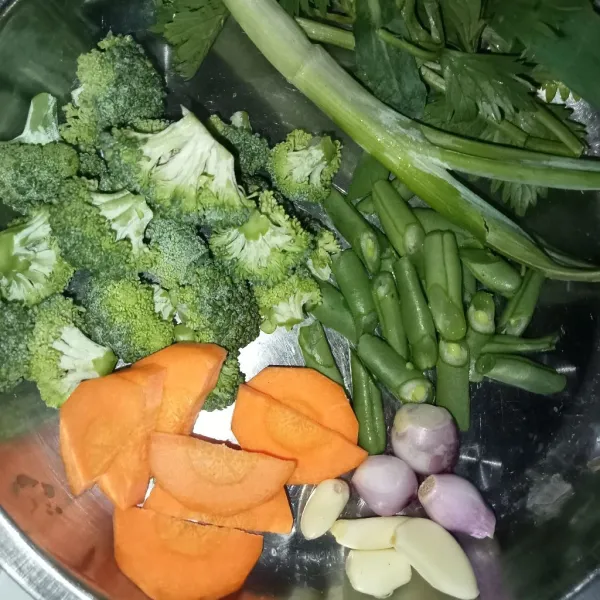 Siapkan semua bahan, potong sayuran sesuai selera kemudian cuci bersih.