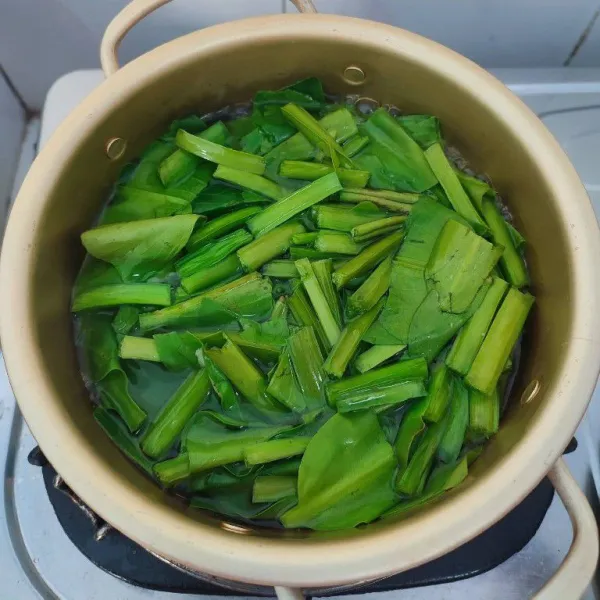 Didihkan air, rebus genjer sampai layu. Kemudian siram dengan air dingin. Tiriskan.