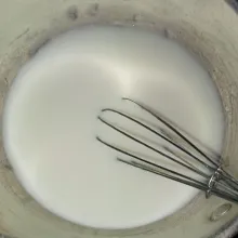 Tuang air, susu, dan kental manis aduk rata dan nyalakan api, masak dengan api sedang.