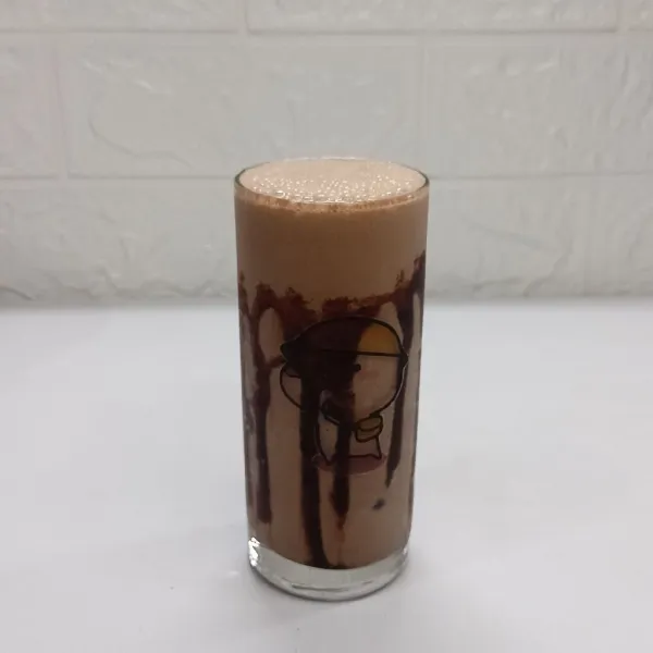 Tuang cokelat.