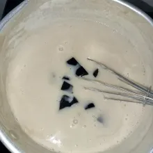 Matikan api masukkan cincau aduk rata cincau dan puding.