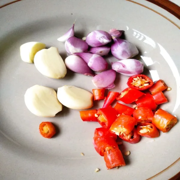 Haluskan bumbu, kemudian tumis hingga Harum.