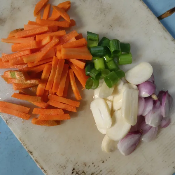 Iris korek api wortel, iris daun bawang dan bawang merah, bawang putih.