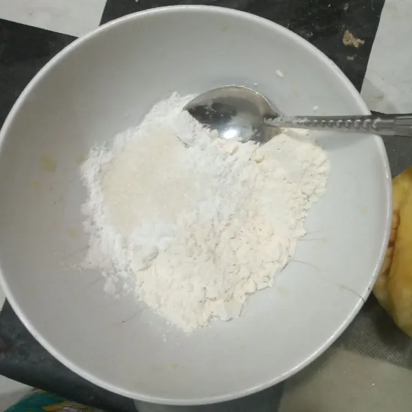 Campurkan tepung terigu, tepung betas, vanili bubuk, gula pasir dan garam. Aduk rata.