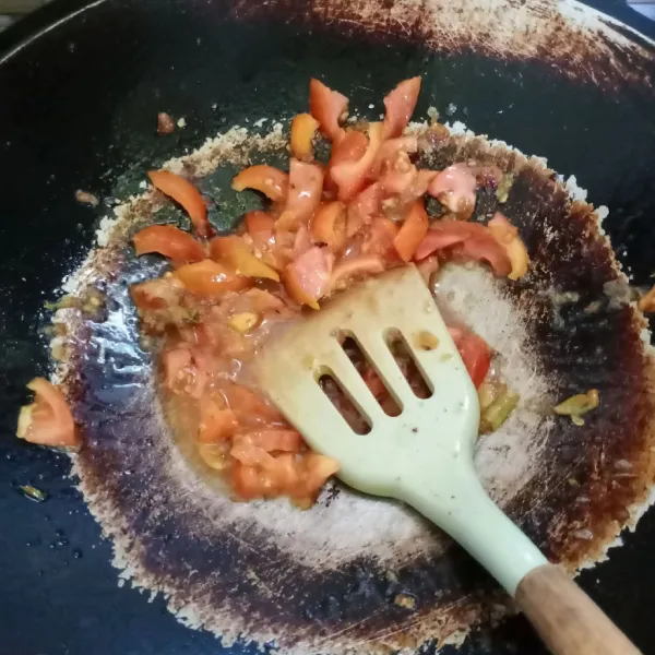 Masukkan tomat, aduk rata. Masak sampai tomat layu. Bumbui dengan garam, gula, kaldu bubuk dan kecap manis.