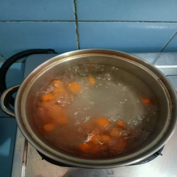 Didihkan air dan masukkan wortel.