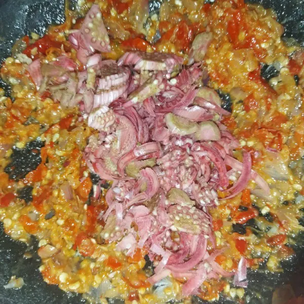 Goreng cabe merah, cabe rawit, bawang merah dan bawang putih hingga layu, angkat lalu ulek, tambahkan potongan kecombrang, lalu ulek kasar.