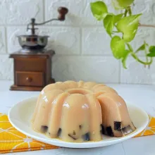 Keluarkan puding dari cetakan kemudian potong puding sesuai selera, sajikan.