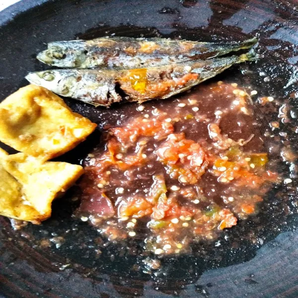 Penyet ikan cue dan tahu, sajikan.