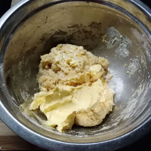 Uleni sampai tercampur rata kemudian masukkan margarin dan garam. Uleni sampai kalis elastis.