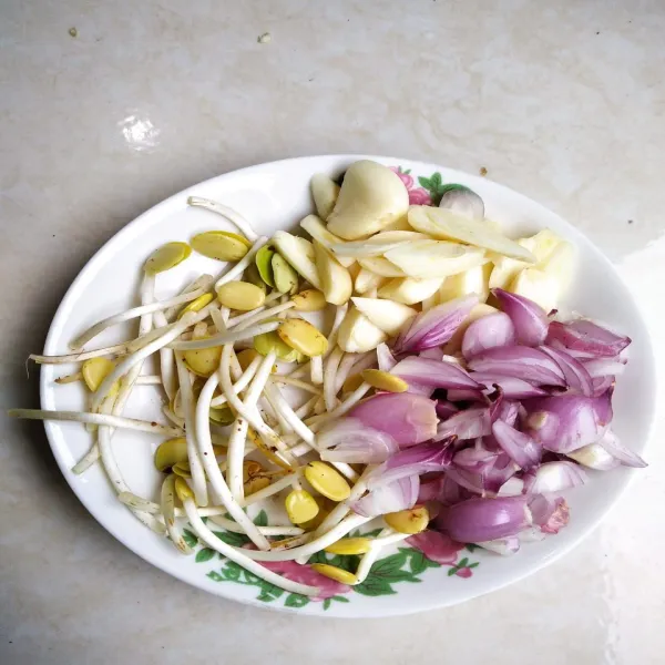 Siapkan bumbunya, bawang merah, bawang putih, merica bubuk, kecap, gula dan penyedap rasa