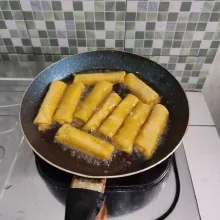 Tapioka Pelapis Risol Kemudian goreng risol hingga garing, angkat dan tiriskan.