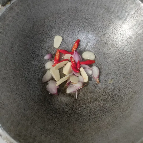 Tumis bawang merah, bawang putih dan cabe hingga harum.