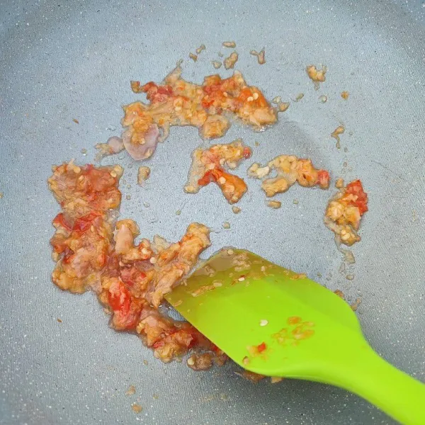 Kemudian panaskan minyak, tumis bumbu halus hingga harum.